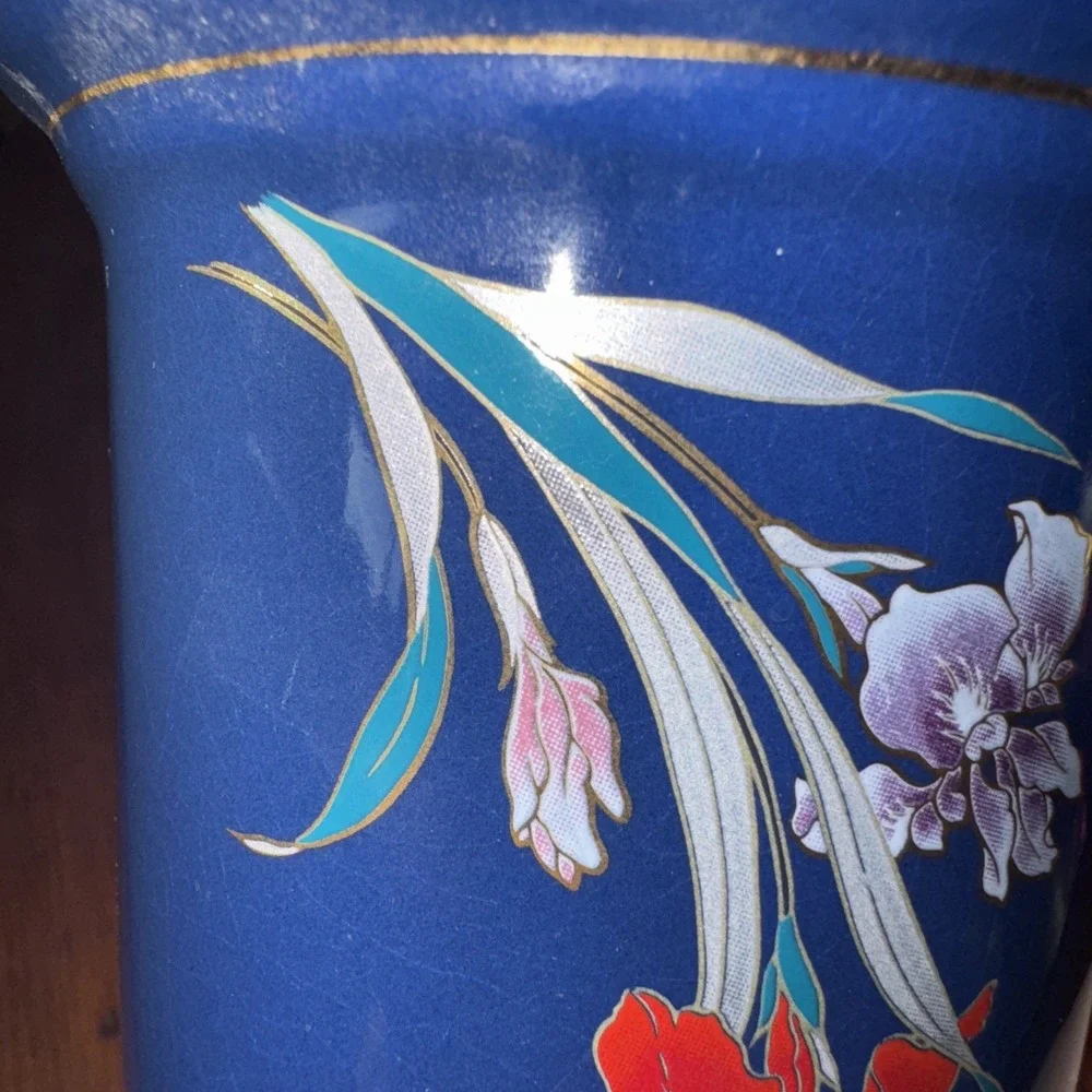 Vintage Japanese vase Royal blue  w/red‎ & purple hand painted flowers OLA001